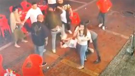 中國唐山男騷擾失敗揪友爆打2女！路人全冷血不救　中國官方震怒▲（圖／翻攝自微博）