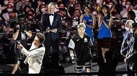 「世界拳王統一戰」29歲日本「怪物」井上尚彌（中）碾壓對手。（圖／翻攝自naoyainoue_410 IG）