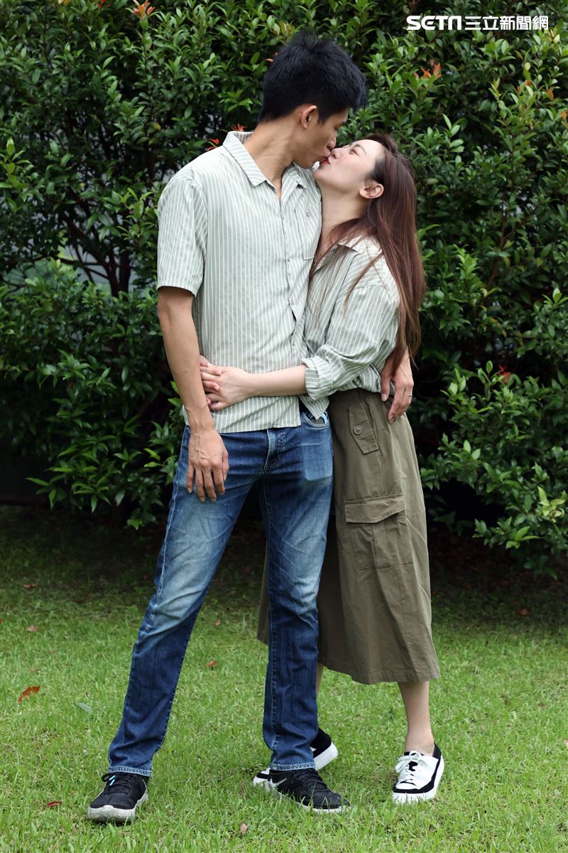 蔡允潔跟新婚老公三立新聞網專訪。（記者邱榮吉/攝影）