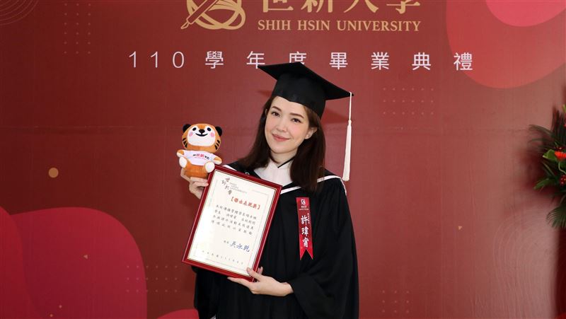 最美畢業生是她　絕美人妻獲頒傑出獎