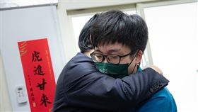 基中清寒生照顧癌父感動全國！賴清德親送平板給溫暖擁抱，圖／民眾提供