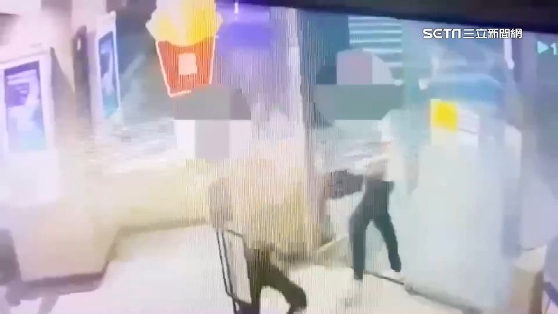 不滿好友欠錢不還　速食店圍毆擄上車