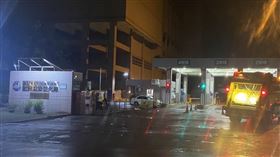 ▲台北市北投焚化廠內，1男子被廚餘處理機夾住腿，已送醫。（圖／翻攝畫面）