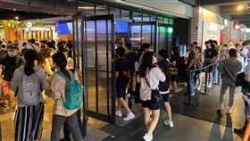 陳昶宇醫師經過信義威秀影城，發現現場人潮超多。（圖／翻攝自陳昶宇醫師 - 胃腸肝膽 消化內科 臉書）