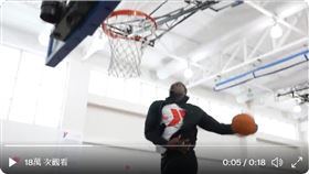 ▲威廉森（Zion Williamson）灌籃太暴力，小球迷都嚇傻了。（圖／翻攝自鵜鶘推特）