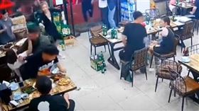 中國唐山男騷擾失敗揪友爆打2女！路人全冷血不救　中國官方震怒▲（圖／翻攝自微博）