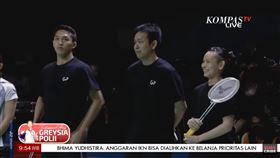 戴資穎（右）驚喜現身印尼女雙名將波利的退休儀式。（圖／翻攝自KOMPASTV）
