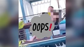  ▲烏克蘭敖德薩一對軍人情侶穿著泳裝，不顧民眾目光，當眾恩愛。（圖／翻攝自推特）