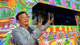 霹靂八音才子黃文擇　要演到97歲霹靂布袋戲的口白配音30多年來全由霹靂副董事長黃文擇一人詮釋，被粉絲譽為「八音才子」。黃文擇29日接受中央社專訪時說，再演30年沒問題，要演到97歲。中央社記者孫仲達攝　107年4月29日