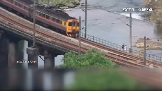 遊客擅闖鐵軌抄捷徑　自強號急剎通過