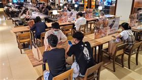 北市週末出遊人潮  信義誠品人氣旺（3）台北市12日午後雨勢趨緩，許多民眾把握天氣轉好外出逛街，台北信義誠品美食街有不少人前往用餐。中央社記者鄭清元攝  111年6月12日