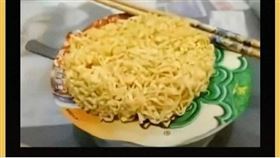 有網友分享，用1物當作壓泡麵的蓋子。（圖／翻攝自爆料公社 臉書）