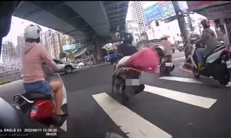 騎士飆速右轉後座慘摔　影片曝網嚇傻