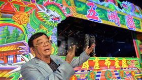 霹靂八音才子黃文擇　要演到97歲霹靂布袋戲的口白配音30多年來全由霹靂副董事長黃文擇一人詮釋，被粉絲譽為「八音才子」。黃文擇29日接受中央社專訪時說，再演30年沒問題，要演到97歲。中央社記者孫仲達攝　107年4月29日