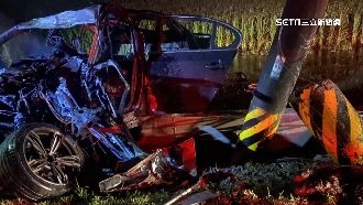 汽車自撞電線桿起火　駕駛受困車內亡
