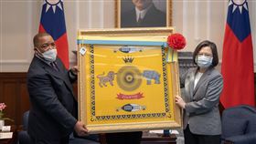 蔡英文接受史瓦帝尼王國新任駐臺特命全權大使蒙西比呈遞到任國書（總統府提供）