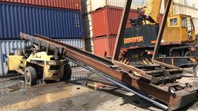 清水區臨港路貨櫃場，吊架往後仰倒榻，駕駛明顯死亡，堆高機(圖／翻攝畫面)