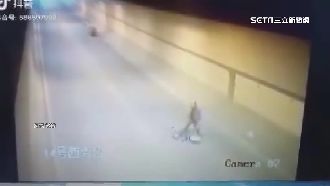 離奇事故！騎士被輪胎來回連撞2次
