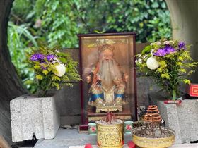 趕流行？土地公住涵管　一張照惹哭網（圖／翻攝畫面）