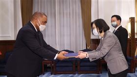 史瓦帝尼新任大使蒙西比呈遞到任國書（1）總統蔡英文（前右）13日在總統府，由外交部長吳釗燮（後右）陪同，接受史瓦帝尼王國新任駐台特命全權大使蒙西比（Promise Msibi）（左）呈遞到任國書。中央社記者鄭傑文攝  111年6月13日