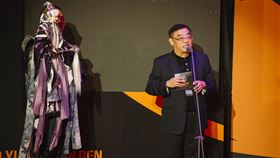 「八音才子」黃文擇辭世（2）有「八音才子」美譽的黃文擇12日因病過世，享壽67歲。過去黃文擇配音的霹靂布袋戲素還真，陪伴無數人成長，他逝世消息一出，令許多戲迷感到惋惜與不捨。圖為黃文擇出席2021年雲林國際偶戲節。（雲林縣政府提供）中央社記者蔡智明傳真  111年6月13日