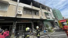 高雄阿蓮區，男子，失控，報警求助，縱火，倒臥陽台　（圖／翻攝畫面）