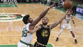 ▲最佳防守球員史馬特（Marcus Smart）防守柯瑞（Stephen Curry）。（圖／美聯社／達志影像）