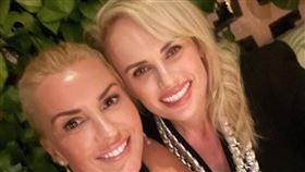 瑞貝威爾森（右）PO出和女友合照宣布戀情。（圖／翻攝自IG）