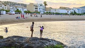 西班牙熱浪來襲  兒童海灘戲水消暑西班牙今年首波熱浪自中南部延伸至沿海地區。週日（12日）傍晚，氣溫稍降，孩童們到海灘戲水消暑。中央社記者胡家綺馬德里攝 111年6月13日