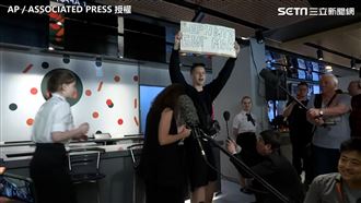 俄假麥當勞開幕！男舉牌：還我大麥克
