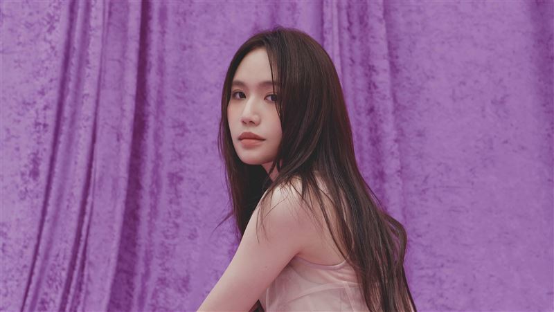 女星罕曝家庭破碎狀況　冷眼看爸落淚
