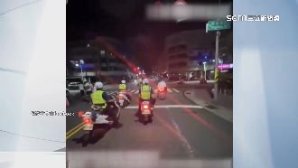 沒戴安全帽巧遇4警！男回頭一看糗了