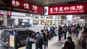 防疫保單最後收件日　民眾大排長龍（1）武漢肺炎疫情升溫，台灣產物保險公司推出一張保費新台幣500元的防疫保單，並將於25日下午5時截止收件，搶搭末班車的民眾在台產位於台北市館前路的總公司外大排長龍。中央社記者徐肇昌攝　110年1月25日