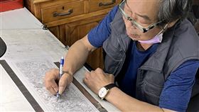 ▲台中振德興雕刻木作的鑿花師李水文。（圖／黃唯碩拍攝）