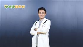 蔡明龍醫師呼籲民眾，若出現腳痛、發黑可能是下肢血管阻塞，要盡快就醫，千萬別延誤了治療黃金期。