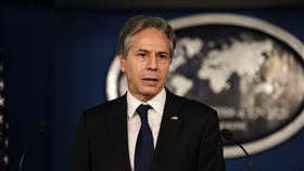 世界新聞自由日 布林肯關切中國對台發動混合戰 美國國務卿布林肯3日表示，台灣處於中共混合戰前線，北京利用假訊息及網路攻擊扭曲台灣資訊環境與民主程序，美台致力合作支持獨立新聞工作，努力建立社會對假訊息及其他類型外來干預的韌性。中央社記者徐薇婷華盛頓攝 111年5月4日