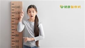 楊晨醫師指出，透納氏症候群是女性的X染色體出了問題，可能是部分或全部缺損。