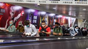 民眾戴口罩搭捷運通勤（3）國內COVID-19疫情延燒，民眾13日上午配戴口罩在台北捷運忠孝復興站搭手扶梯轉乘捷運通勤。中央社記者趙世勳攝  111年6月13日