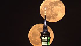 吳昆臻先生拍攝的滿月與台北101大樓。（圖／翻攝自台北市立天文科學教育館網站）