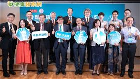 （前排左二起）國民健康署魏璽倫副署長、財團法人醫院評鑑暨醫療品質策進會董事長林啓禎、中央健康保險署李伯璋署長、中華民國骨質疏鬆症學會黃兆山理事長、明華園戲劇總團首席孫翠鳳，齊聚出席骨質疏鬆症照護高峰論壇。