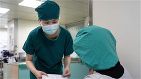 護理人員黃鈺茹在染疫康復後，面對確診病人就能有更多的同理心。（圖／光田綜合醫院提供）