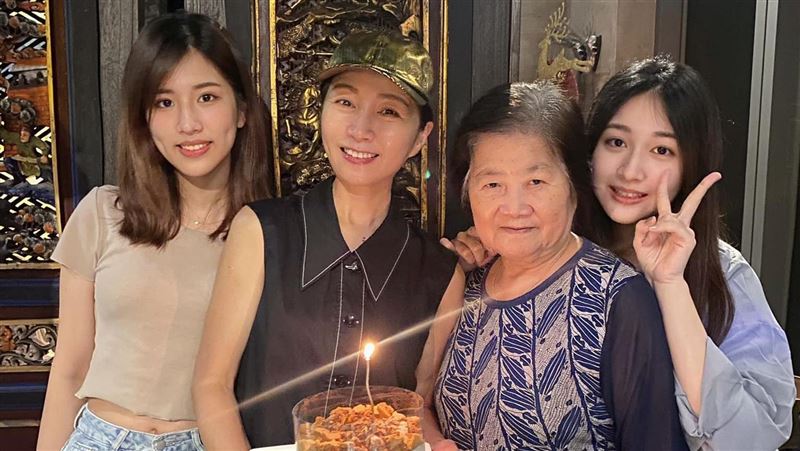 方文琳57歲生日　母女同框根本姐妹