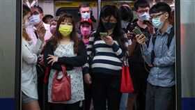 民眾戴口罩搭捷運通勤（1）國內COVID-19疫情尚未完全趨緩，政府提醒民眾在外戴口罩、勤洗手，做好自身防疫。圖為13日台北捷運民權西路站，民眾進入車廂皆配戴口罩。中央社記者趙世勳攝  111年6月13日