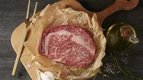 乾杯超市年中慶於6月14日起推出「澳洲和牛肋眼牛排」史上最低4折999元的優惠價。（圖／品牌業者提供）