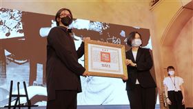 蔡英文總統今（14）日下午出席中央研究院民族學研究所前所長胡台麗追思紀念會，並親頒褒揚令。（圖／總統府提供)
