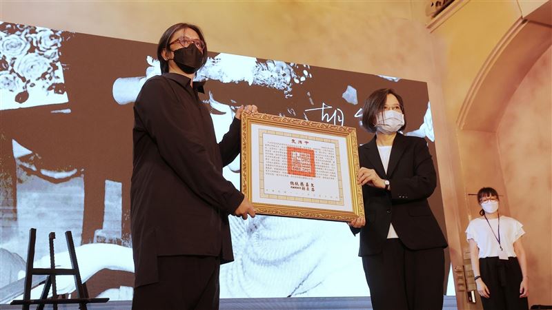 總統出席胡台麗追思會　親頒褒揚令