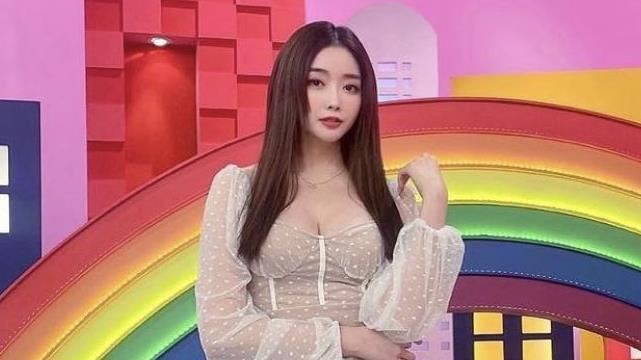 女神曬超辣聯誼戰袍　大片肉色被看光
