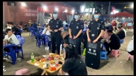 唐山打人案後警駐燒烤店　網友罵翻了