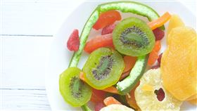 上班族能量消耗大，應多吃維生素C比較高的水果，包括芭樂、柑橘類或是奇異果。