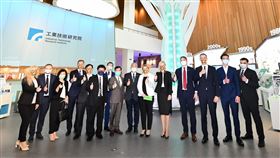 立陶宛經濟暨創新部政務次長Jovita Neliupšienė（右六）率貿易投資部官員及企業代表，在經濟部政務次長陳正祺（右八）及外交部駐立陶宛代表黃鈞耀（左五）等人陪同下參訪工研院，由工研院院長劉文雄及副院長張培仁（右七）接待，進行半導體、雷射領域的合作交流。（圖／工研院提供）